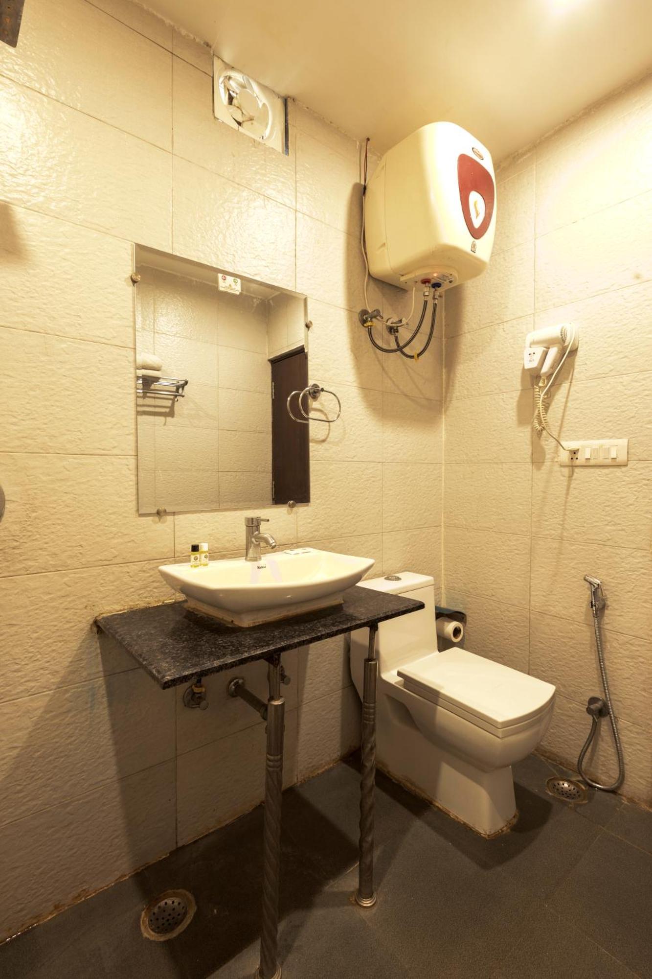 Hotel Luxury Tashree At Airport 4*